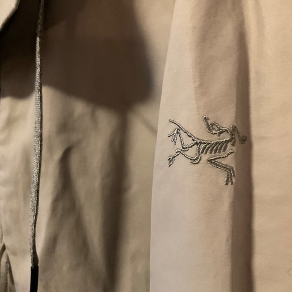 Arc’teryx Light Gray Windbreaker Shell - Picture 2 of 13
